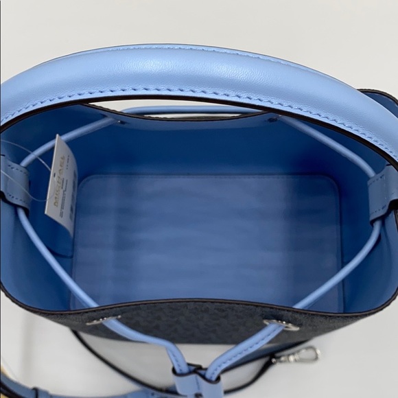 MICHAEL KORS SURI MEDIUM BUCKET MESSENGER LT SKY - Picture 10 of 15